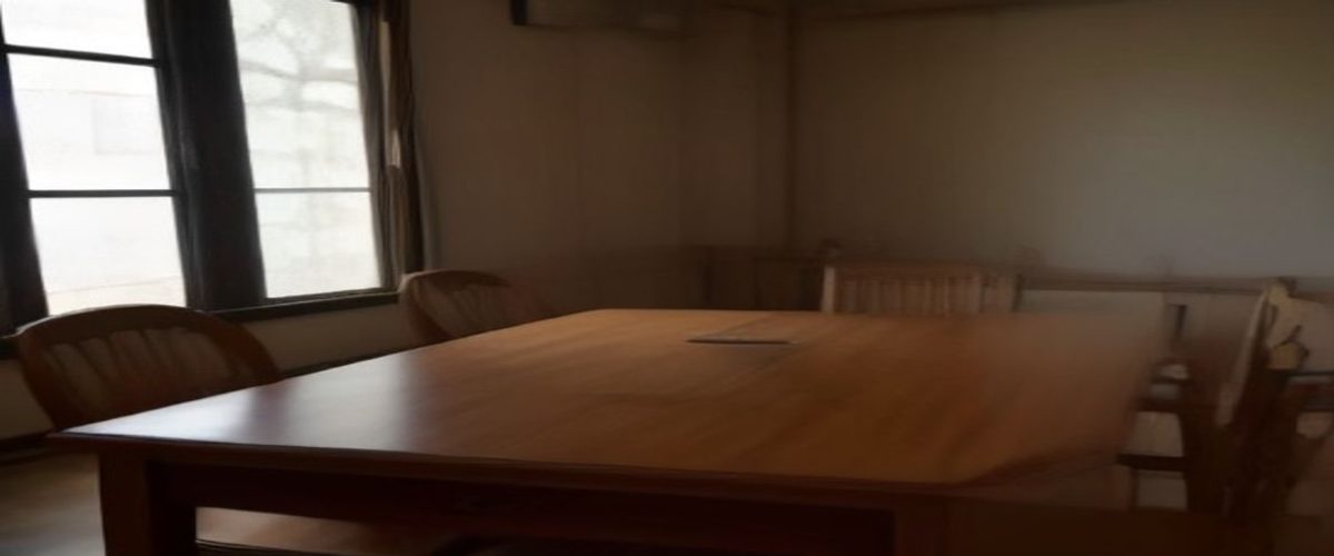 内容运营团队在会议室白板前讨论片姐资源分类优化方案，多人围站认真记录